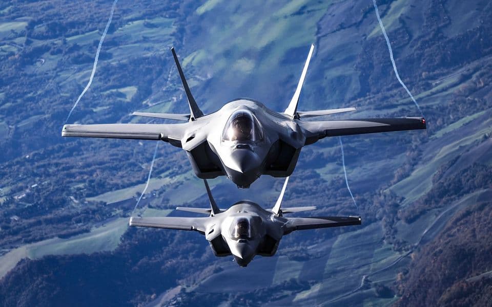 Винищувач F-35 поряд із умовним зображенням російської системи С-400