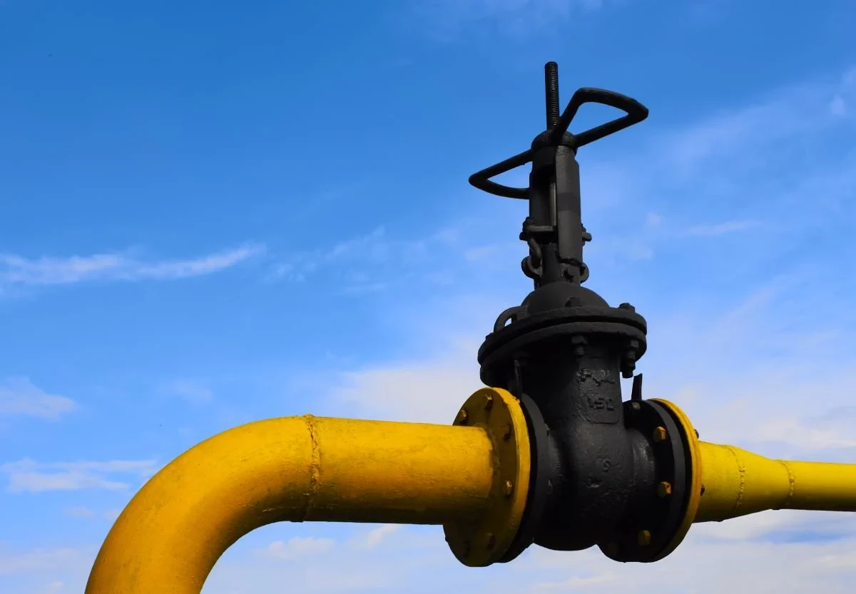 Газовидобувне обладнання на тлі промислової газової інфраструктури України.