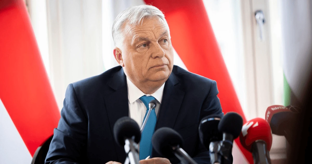 Угорський прапор над парламентом у Будапешті як символ антикорупційної реформи
