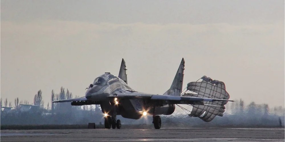 Польські винищувачі МіГ-29 на військовому летовищі під час технічного огляду