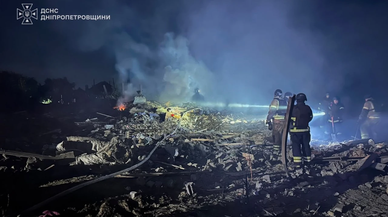 Рятувальники розбирають завали на місці влучання в житловий будинок після нічної атаки 30 липня.