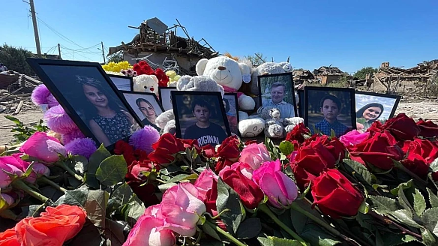 Стихійний меморіал біля зруйнованого будинку родини Воронових у Радушному: квіти, іграшки та дитячі малюнки.