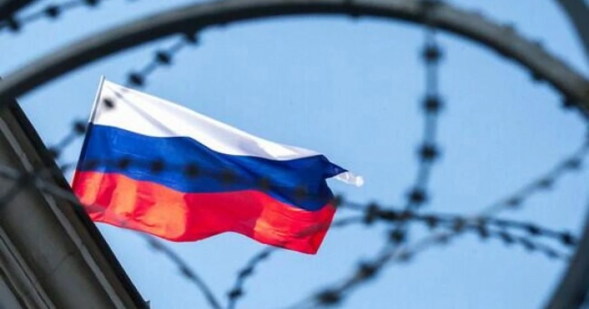 Прапор Європейського Союзу поряд із зображенням санкційного списку