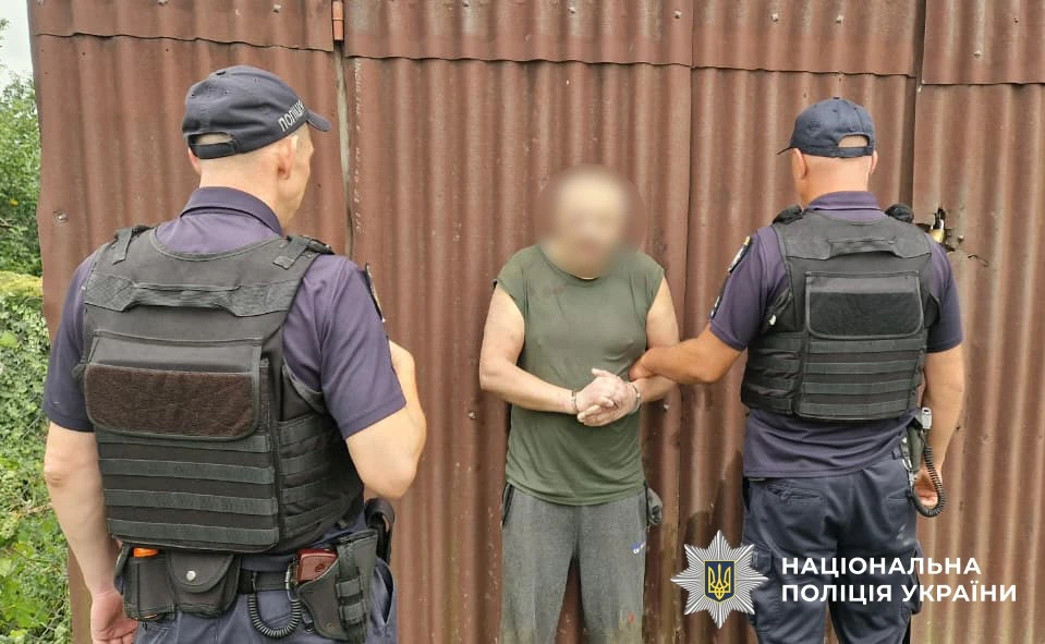 Співробітники правоохоронних органів під час спецоперації на Буковині у справі зі стрілянини в Їжівцях