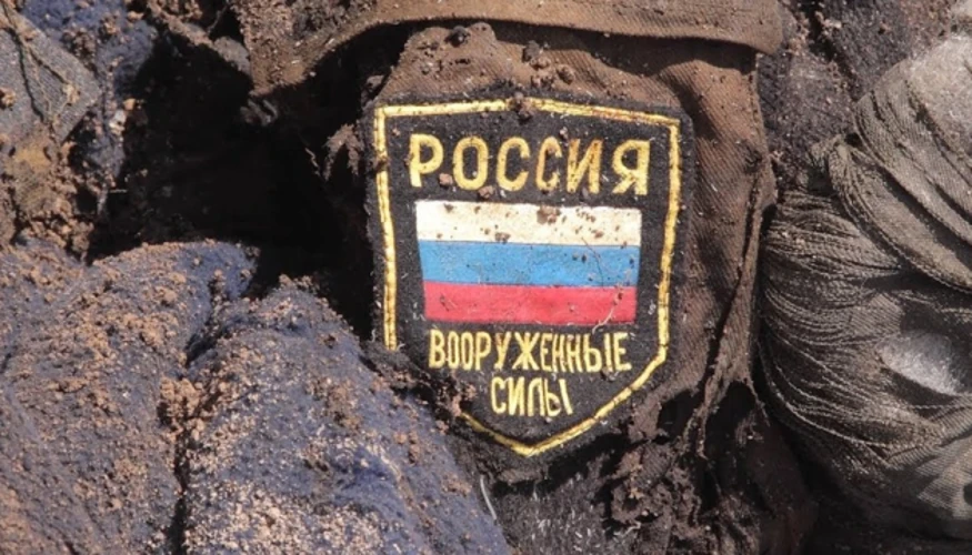 Ілюстративне фото російського окупанта на тлі війни проти України