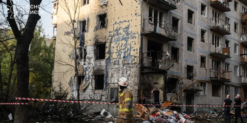 Рятувальники ДСНС ліквідовують наслідки удару в Дарницькому районі Києва після нічної атаки 1 серпня