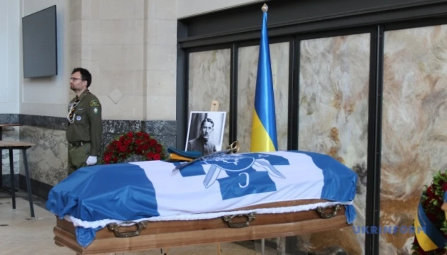 Церемонія ексгумації останків полковника Євгена Коновальця на кладовищі Кросвейк у Роттердамі