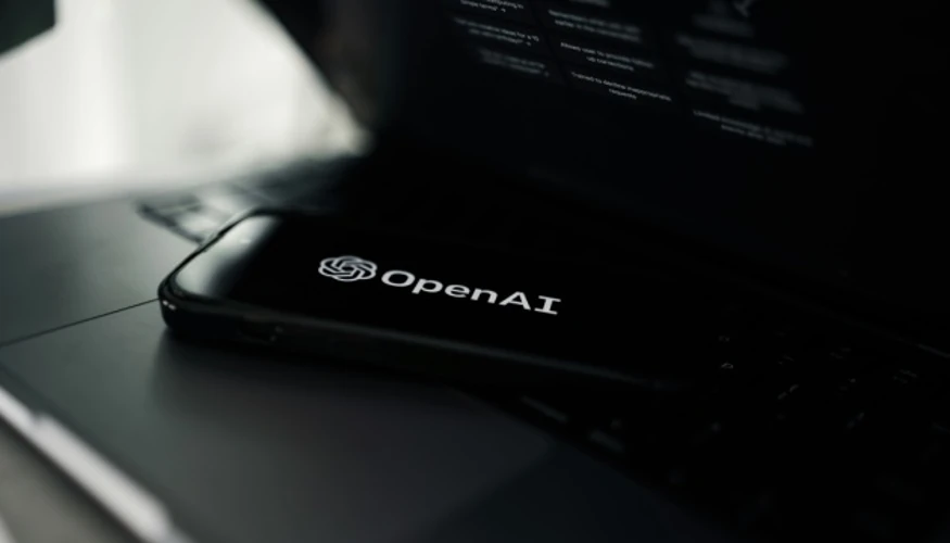 Логотип OpenAI на тлі цифрових елементів штучного інтелекту