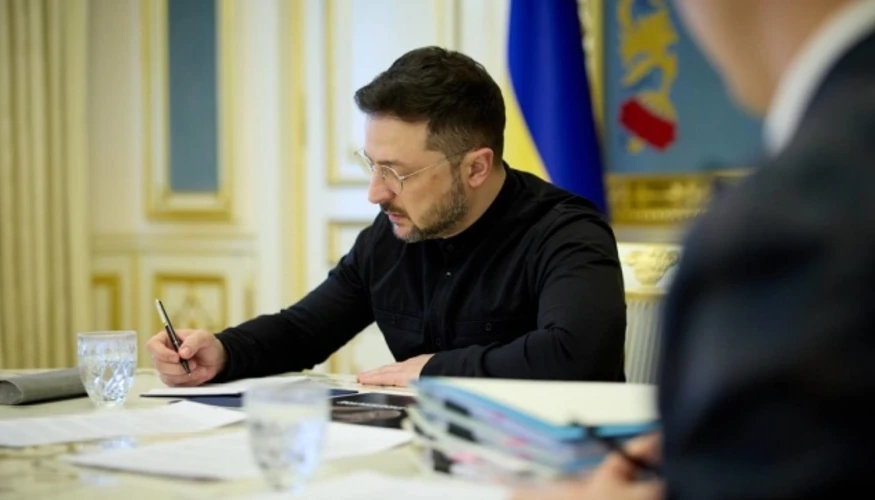Володимир Зеленський підписує указ в Офісі Президента