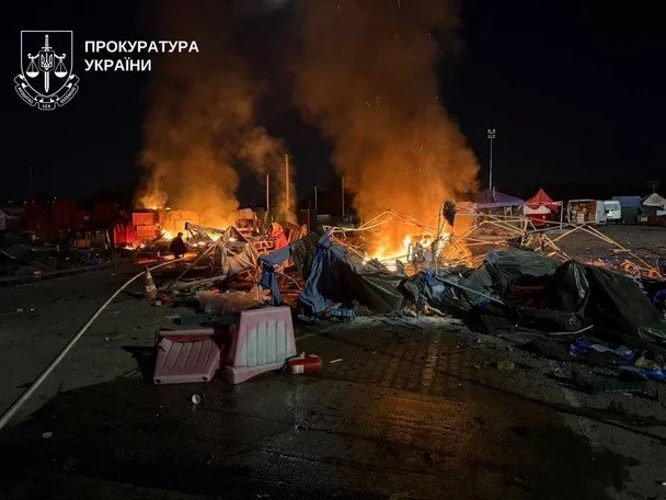 Наслідки влучання на території ринку «Столичний»: пошкоджені будівлі та територія ринку, рятувальники на місці події