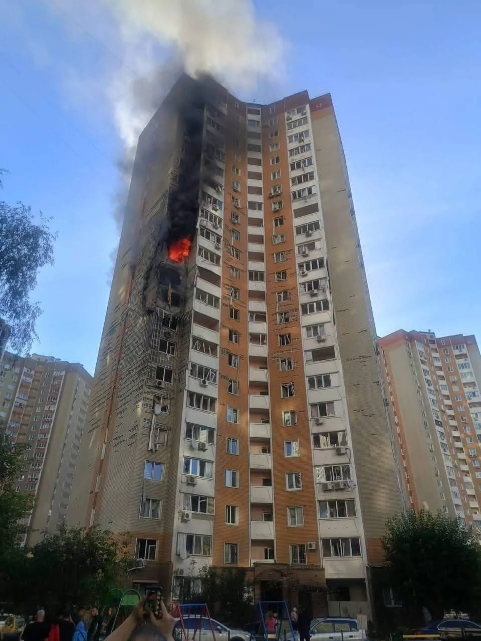 Пошкоджений 24-поверховий будинок у Дарницькому районі Києва після влучання БпЛА, рятувальники на місці події
