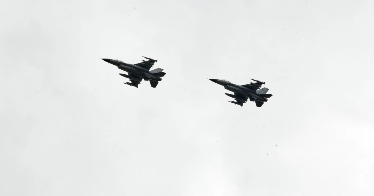 Винищувачі F-16 у небі