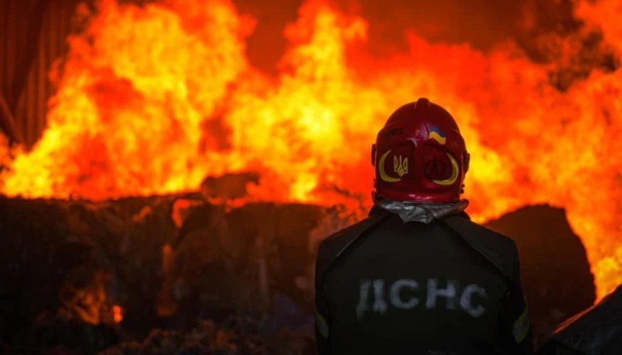 Будівля Іванківського ліцею № 2, пошкоджена внаслідок удару дроном, охоплена пожежею