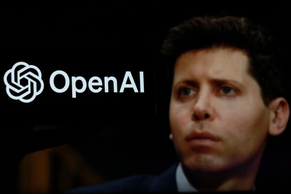 Логотип OpenAI на фоні схематичного зображення штучного інтелекту, що проникає в захищену урядову мережу